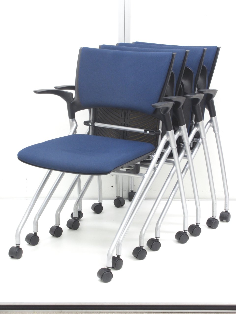 【使い心地良好の肘付き】状態良好品を４脚セットでご案内。
                        マノス 
                                    中古
            