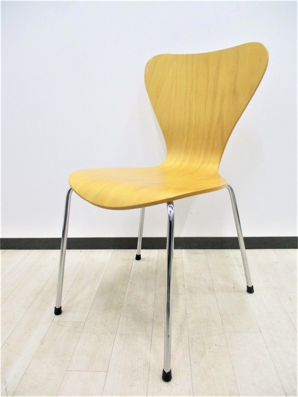 【2脚限定！】あのセブンチェアに似てる！！使わないときは重ねられます！
                        ‐
                                    中古
            