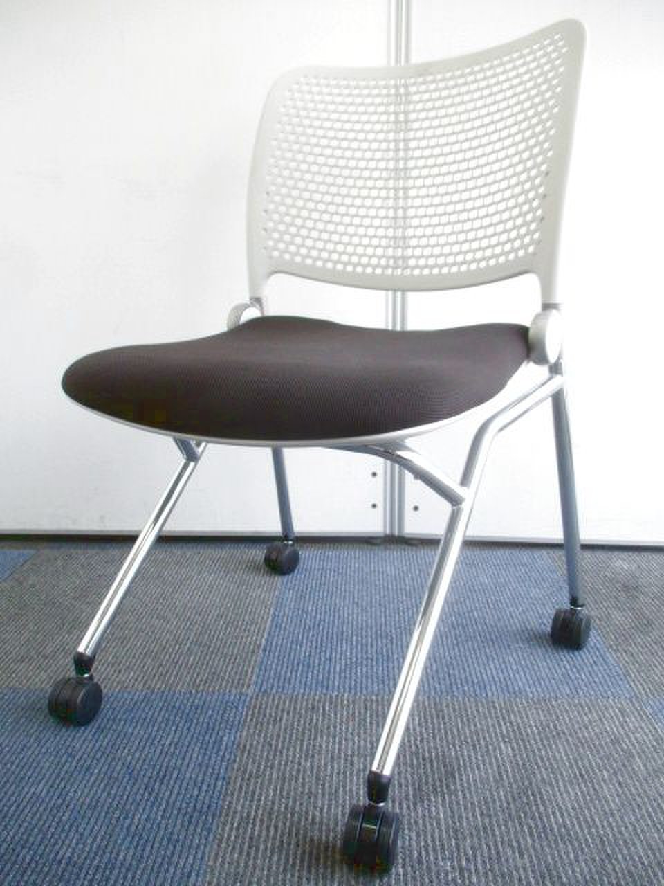 【ラスト1脚です】座面跳ね上がります【特別価格です】
                        ブルーメ 
                                    中古
            