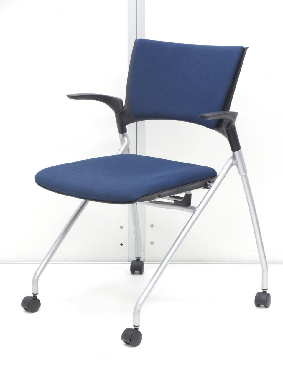 【肘付きミーティングチェア】座面たたみ式の便利品！お洒落なネイビー！
                        マノス 
                                    中古
            