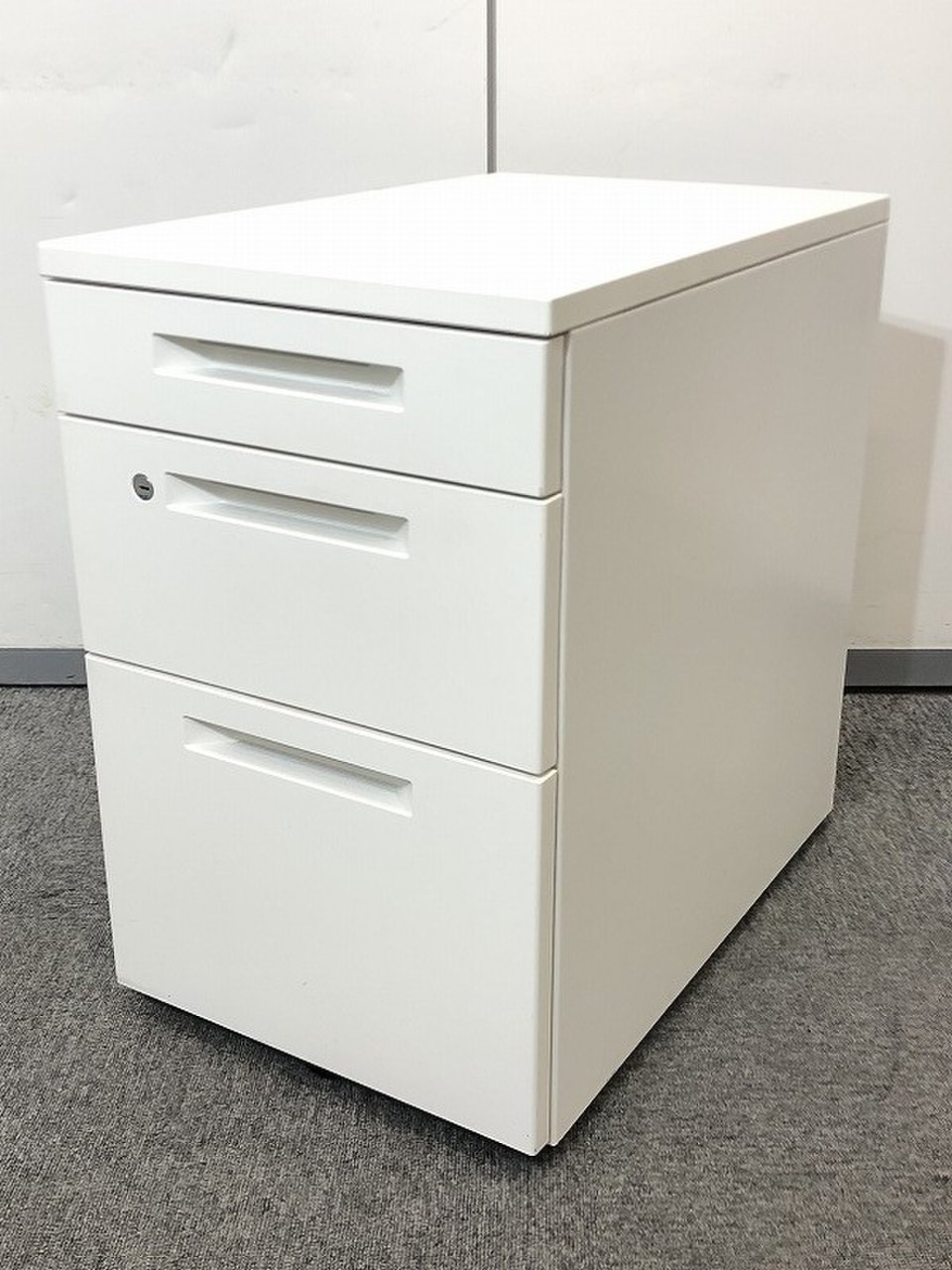 【状態良好品】【2014年製！！】【大量入荷！！】平机の相棒です！！【ホワイト】
                        アイエス 
                                    中古
            