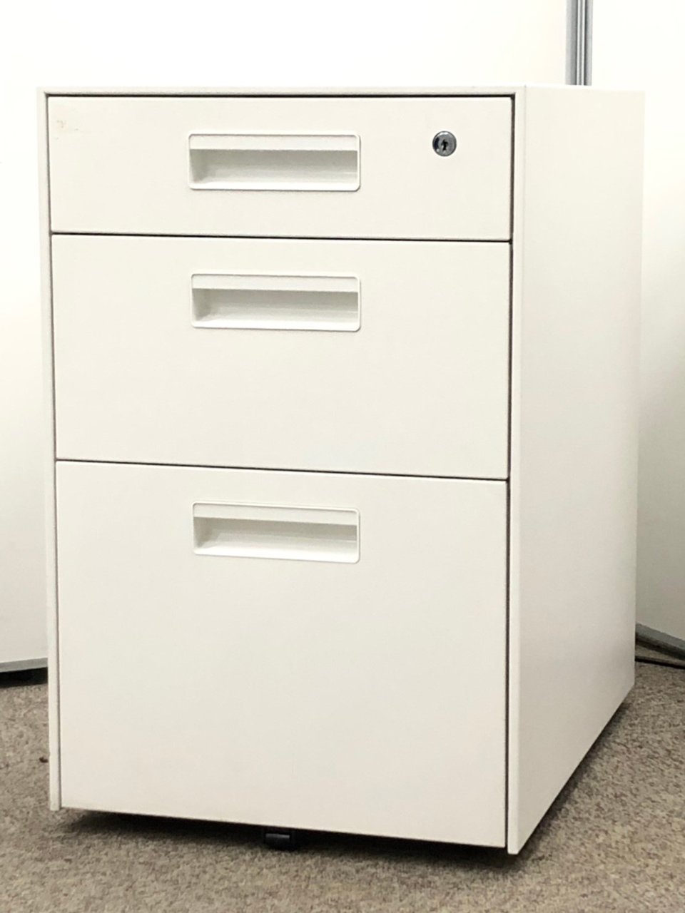 【コスト重視でワゴンをお探しの方に！】
数が揃うのはコレ！
キャスター付きで移動も楽々！
                        QUEST
                                    中古
            