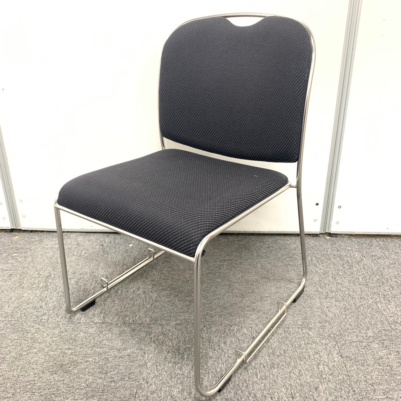 スタッキングチェアにしては珍しいふかふか生地となっております！大人気商品です！【限定4脚】
                        その他シリーズ
                                    中古
            