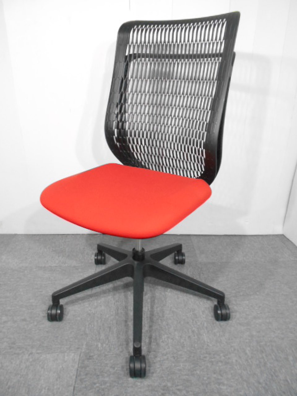 【5脚入荷！】人の動きに追従するポリアミド3Dメッシュ｜幾何学的なラインを活かした理想的な造形が特徴のＯＡチェア【関西倉庫在庫】
                        AJ（エージェイ） 
                                    中古
            