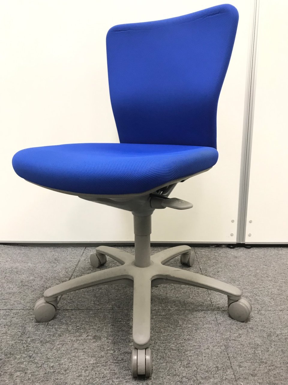 【3脚限定】OAチェア肘無し｜ローバック｜オカムラ(okamura)｜カロッツァ｜鮮やかなブルー・状態良好
                        カロッツァ 
                                    中古
            