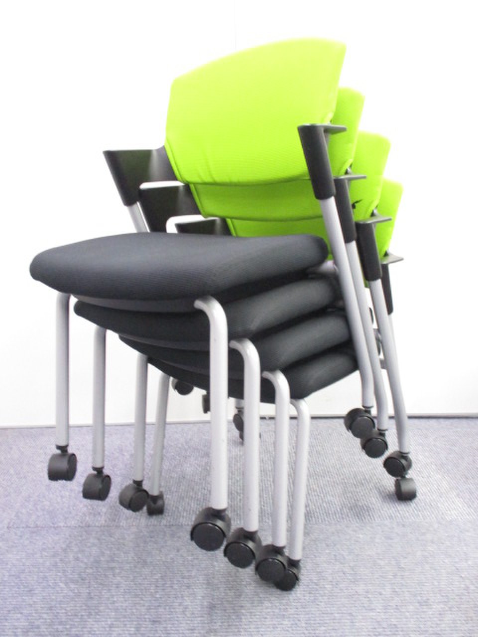 【KS】【30脚揃います！】【4脚セット！】ライトグリーンで明るい会議室づくりをしませんか！重ねてコンパクト収納可能な万能チェア！
                        プロッティ（キャスター付） 
                                    中古
            