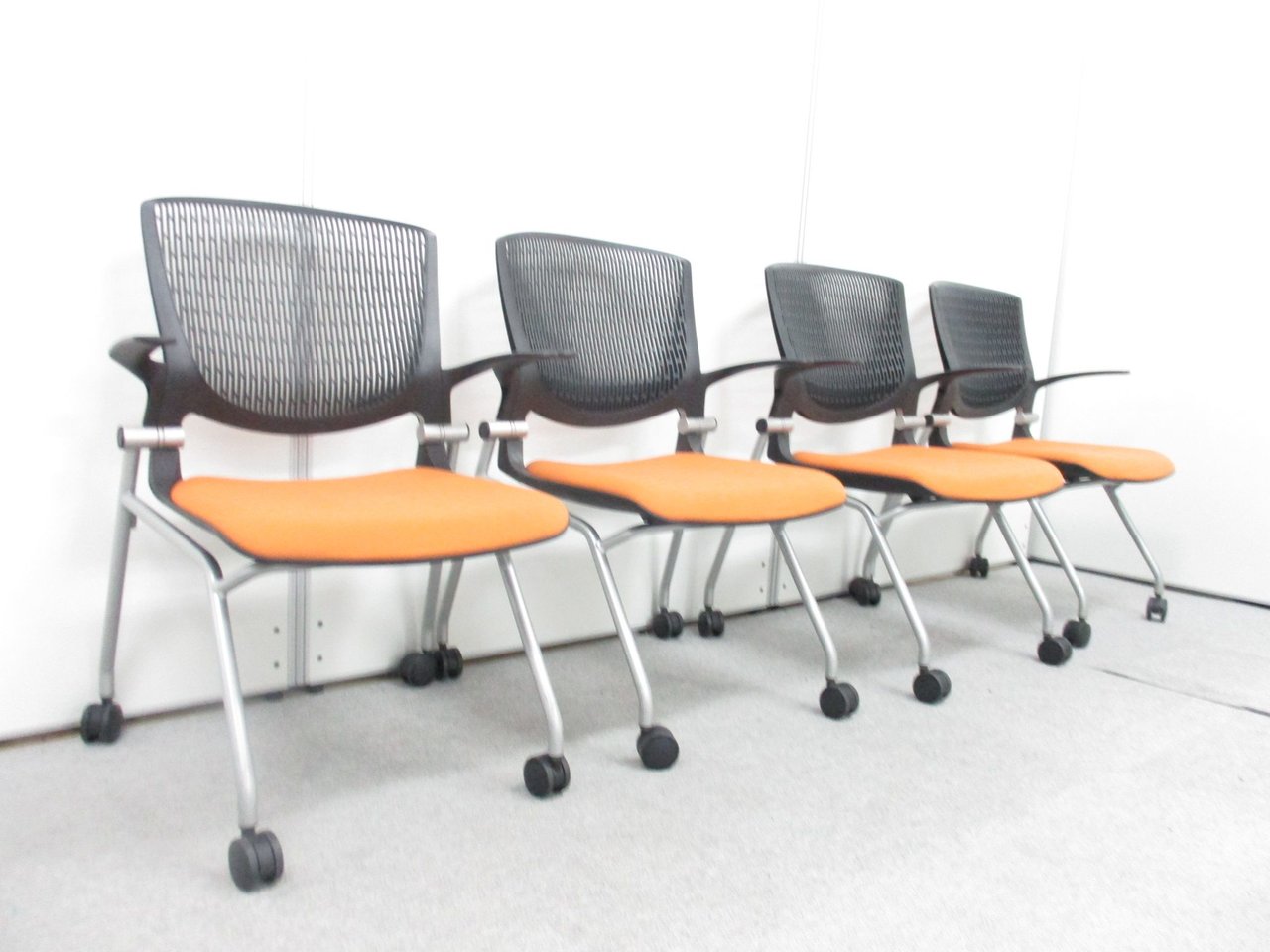 4脚セット！【オカムラで1番人気のミーティングチェア】オレンジは交渉を優位に進めるといわれている色です！
                        グラータ 
                                    中古
            