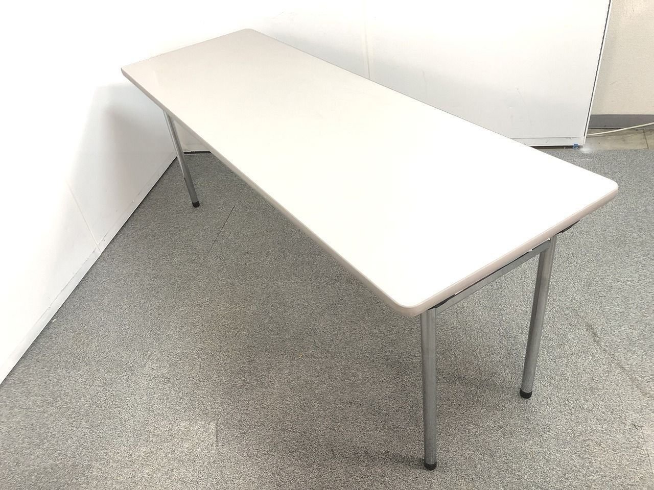 注目商品！！【国内メーカーの安心と信頼の品質！！折畳みテーブルが入荷しました！！】■おつとめ品
                        その他シリーズ
                                    中古
            