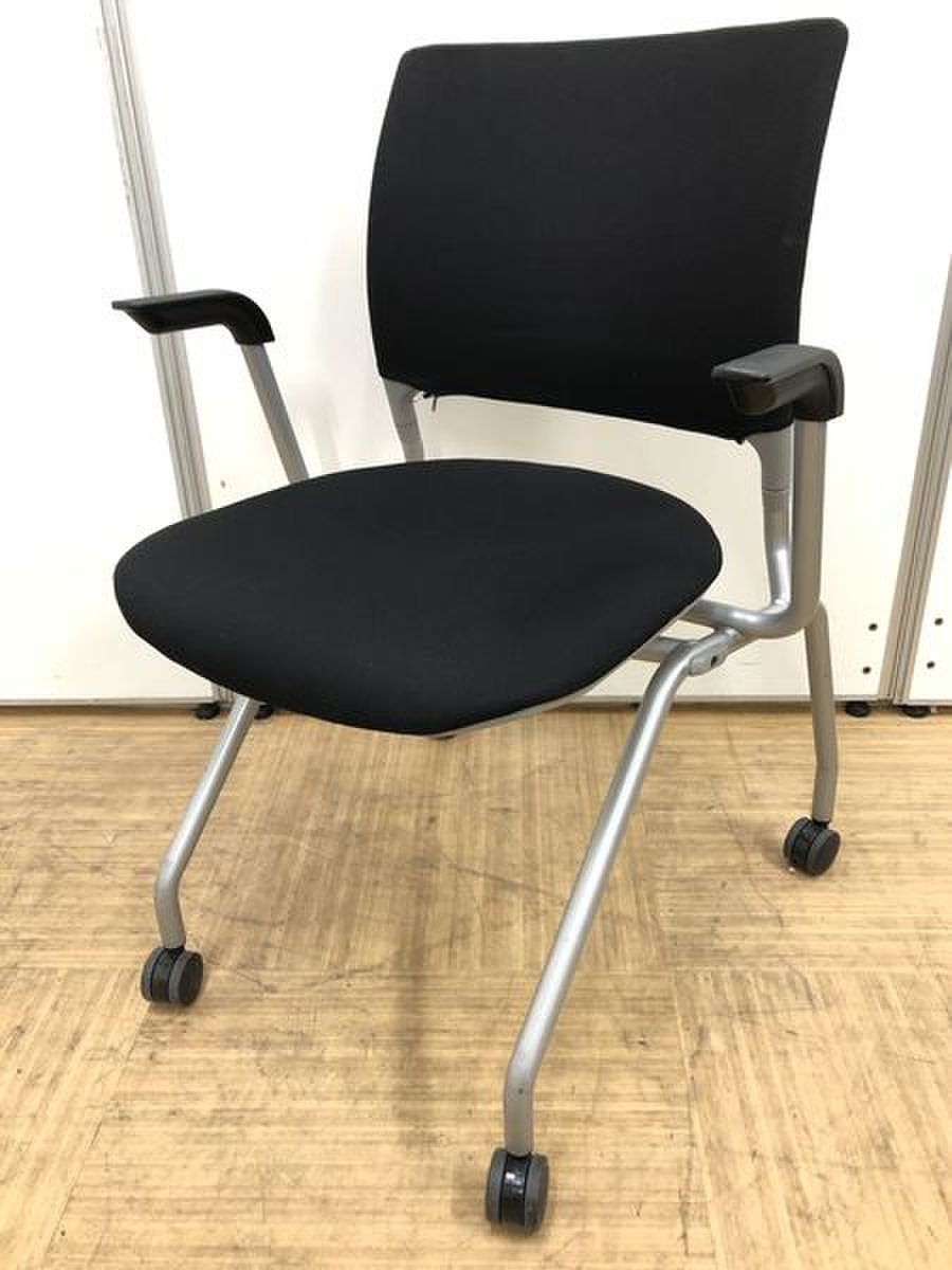 【キャスター付きで移動しやすい】肘付きネスティングチェア【オカムラ/エレナⅡ】
                        エレナⅡ 
                                    中古
            
