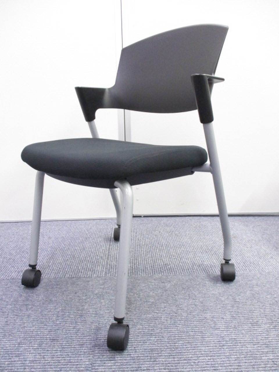 【KS】【場所を取らないチェア】重ねてコンパクトに収納！キャスターが付いてて移動が楽々！
                        プロッティ（キャスター付） 
                                    中古
            