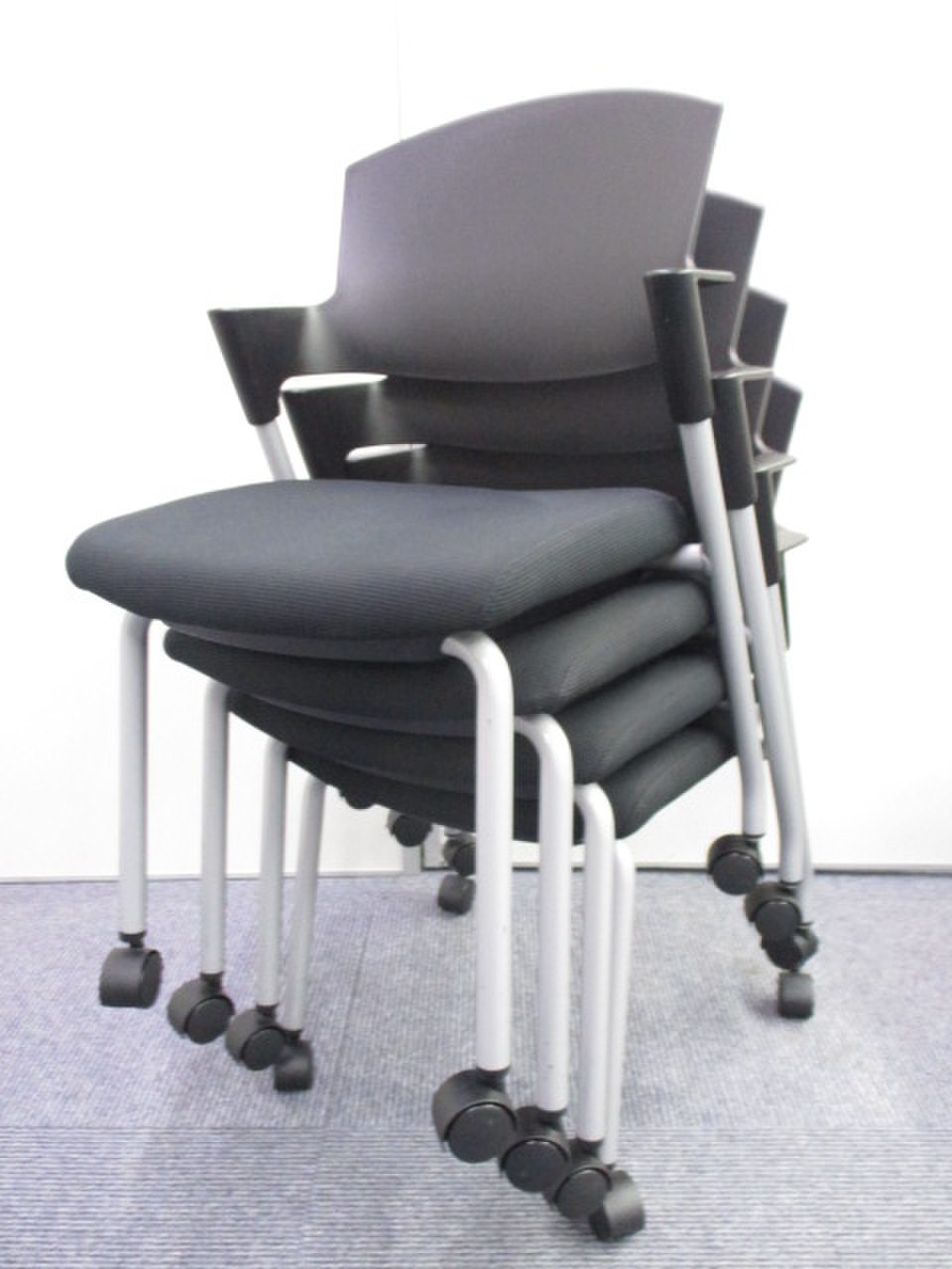 【KS】【重ねてコンパクト収納！！】キャスター付きスタッキングチェア！今なら5セット分揃います！！
                        プロッティ（キャスター付） 
                                    中古
            