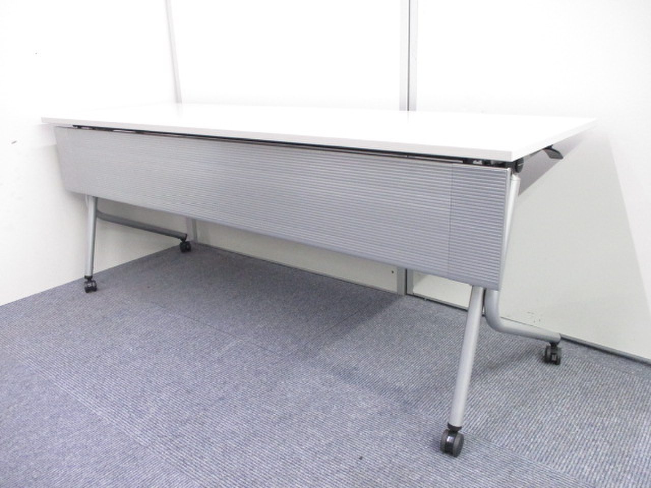 【KS】【4台入荷！】省スペースの会議室におすすめ！折りたためてキャスター付き！【W1800mm】【幕板付き】
                        サイドテーブルN 
                                    中古
            