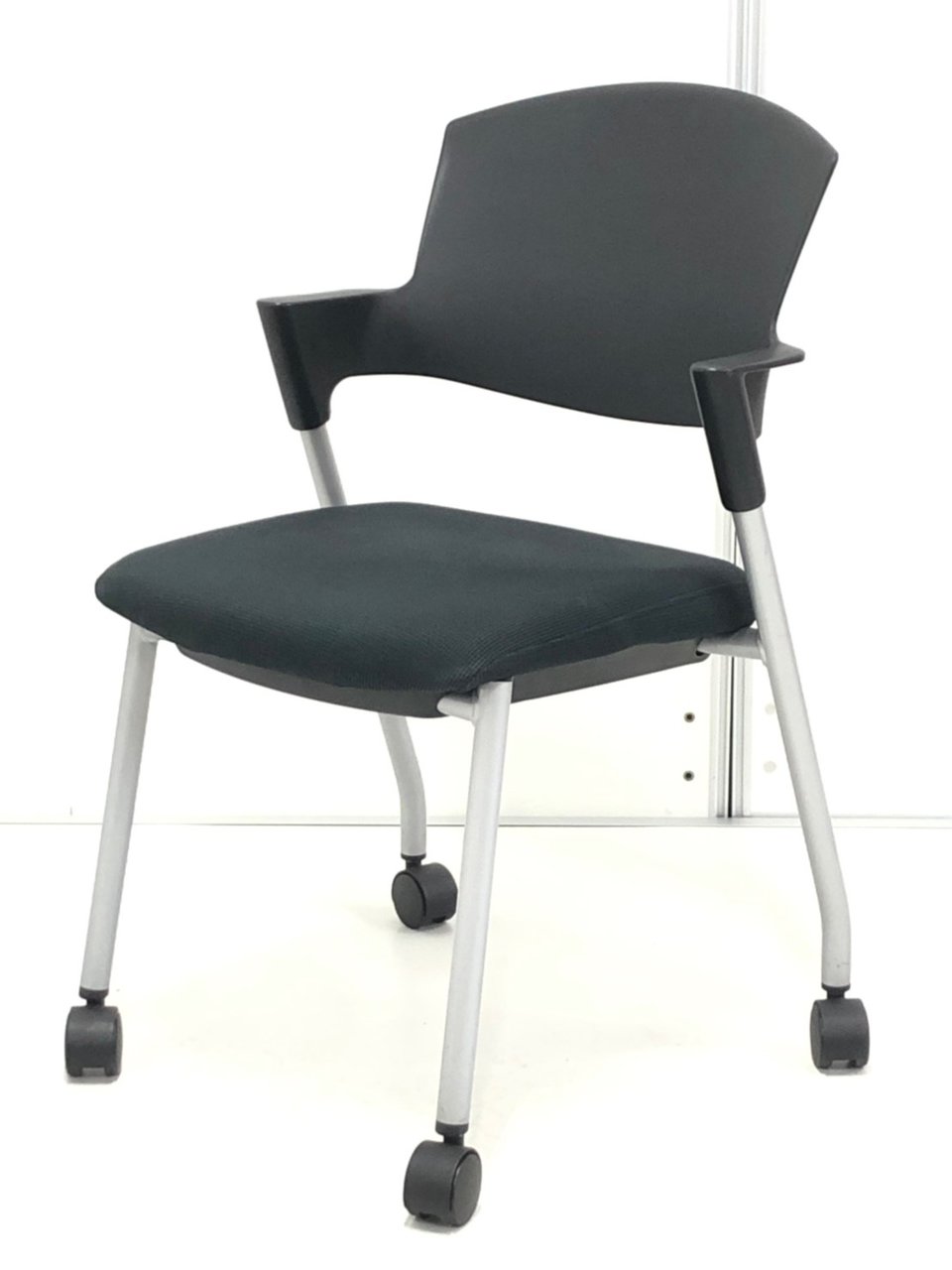 【長時間会議の強い味方！】
優れたクッション性で体をサポート！
                        プロッティ（キャスター付） 
                                    中古
            