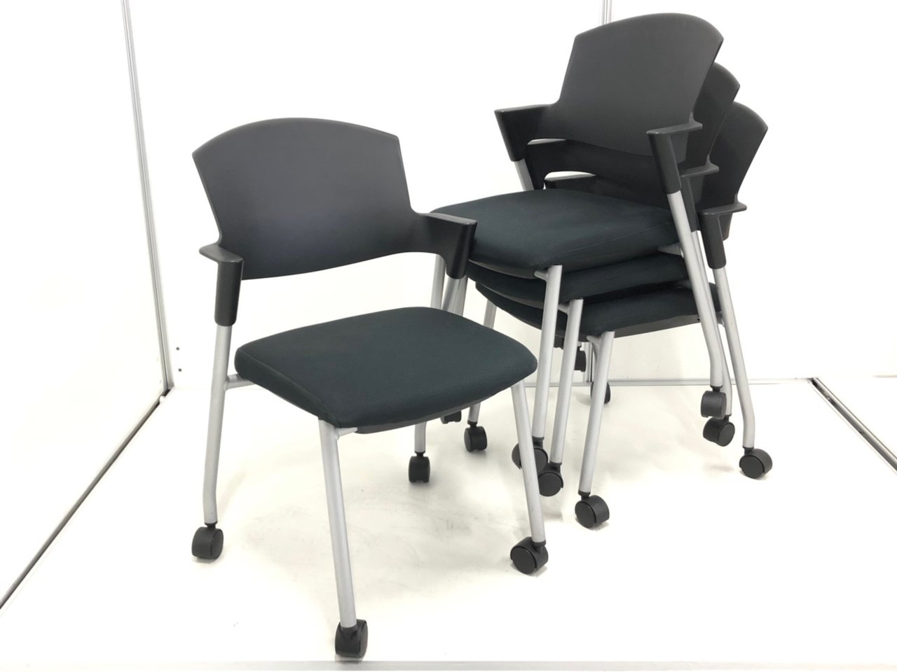 セットでお買い得♪【長時間会議の強い味方！】
優れたクッション性で体をサポート！
                        プロッティ（キャスター付） 
                                    中古
            