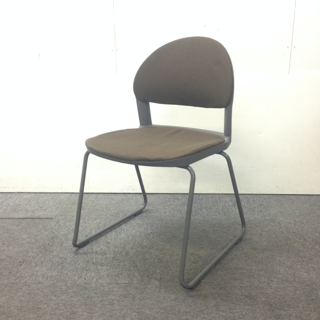 スタッキングチェアが入荷しました！生地に使用感有りでお安くなっています！
                        その他シリーズ
                                    中古
            