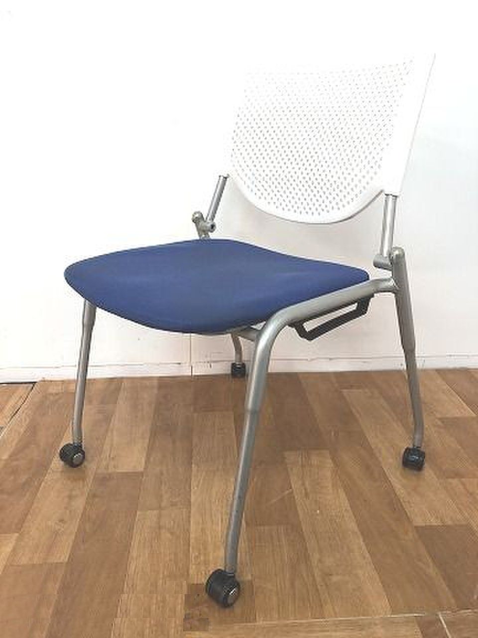 【オフィスに馴染むカラーリングと快適な座り心地のスタッキングチェアの入荷です】■ルナ 81S1AE オカムラ/okamura【I】
                        プロスタック 
                                    中古
            