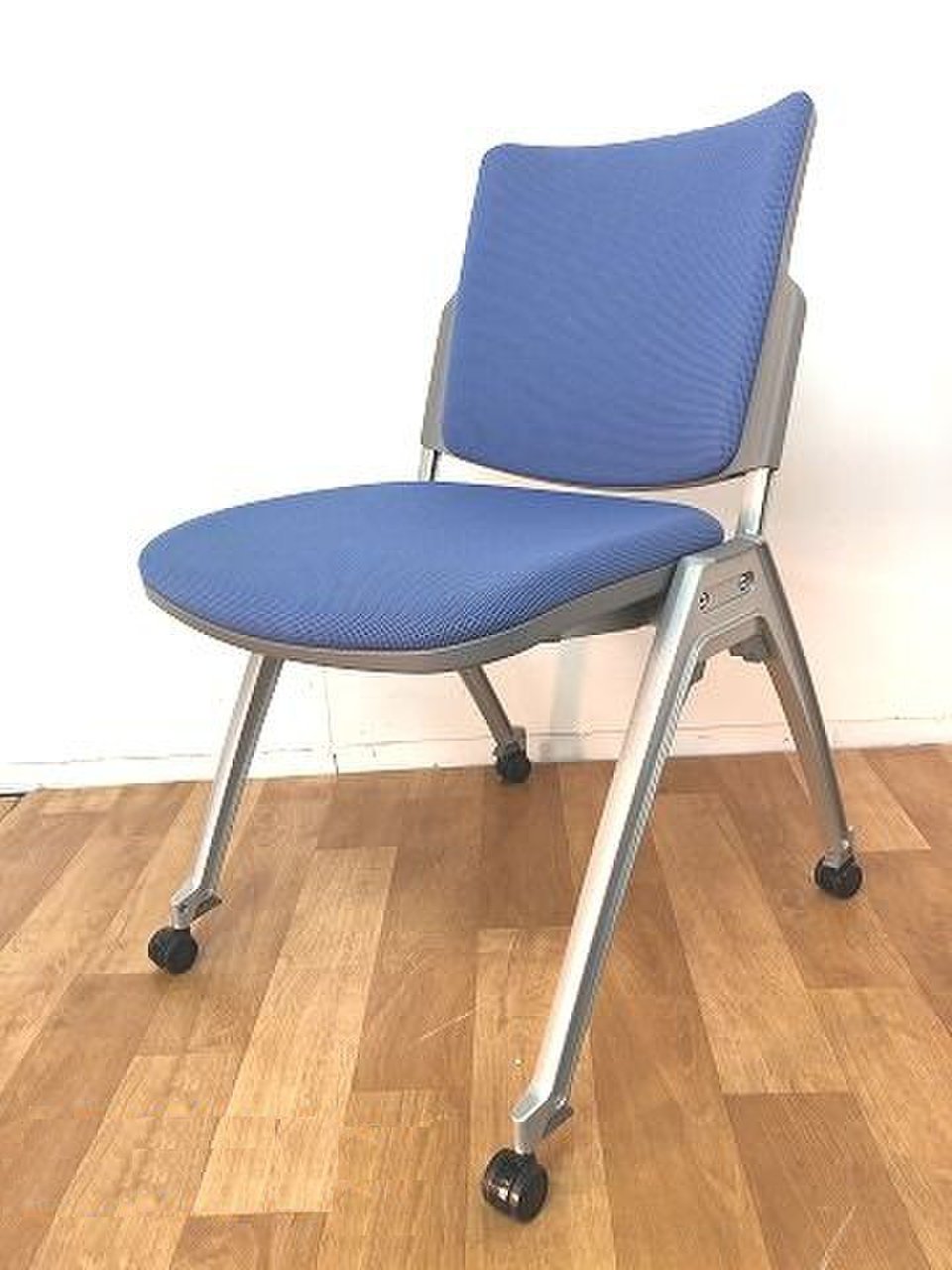 【癖になる座り心地のスタッキングチェアの入荷です！！】■おつとめ品
                        MX-50シリーズ 
                                    中古
            