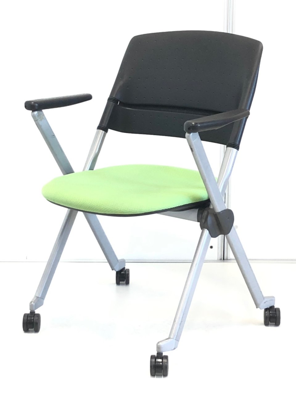 世にも珍しい！
２パターンの収納ができるミーティングチェア！
縦にも横にも重ねられます！
                        リータ 
                                    中古
            