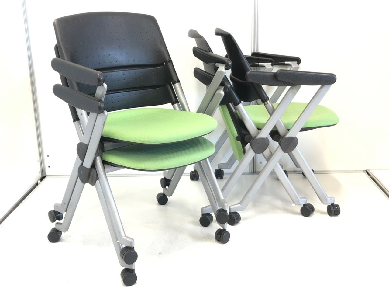 ★☆お得な４脚セット★☆
世にも珍しい！
２パターンの収納ができるミーティングチェア！
縦にも横にも重ねられます！
                        リータ 
                                    中古
            