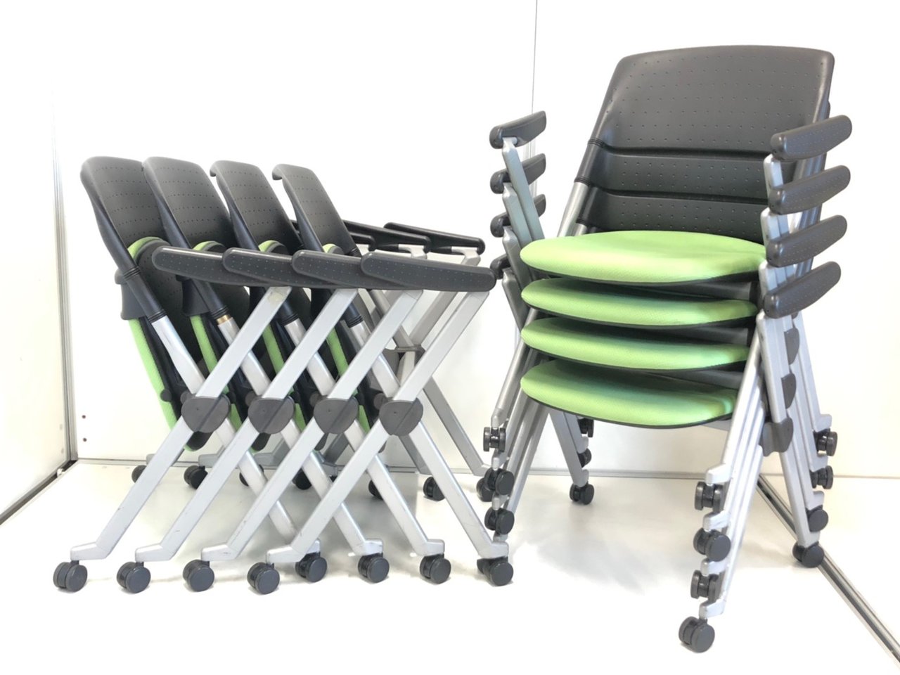 ☆★お買い得！８脚セット！☆★
世にも珍しい！
２パターンの収納ができるミーティングチェア！
縦にも横にも重ねられます！
                        リータ 
                                    中古
            