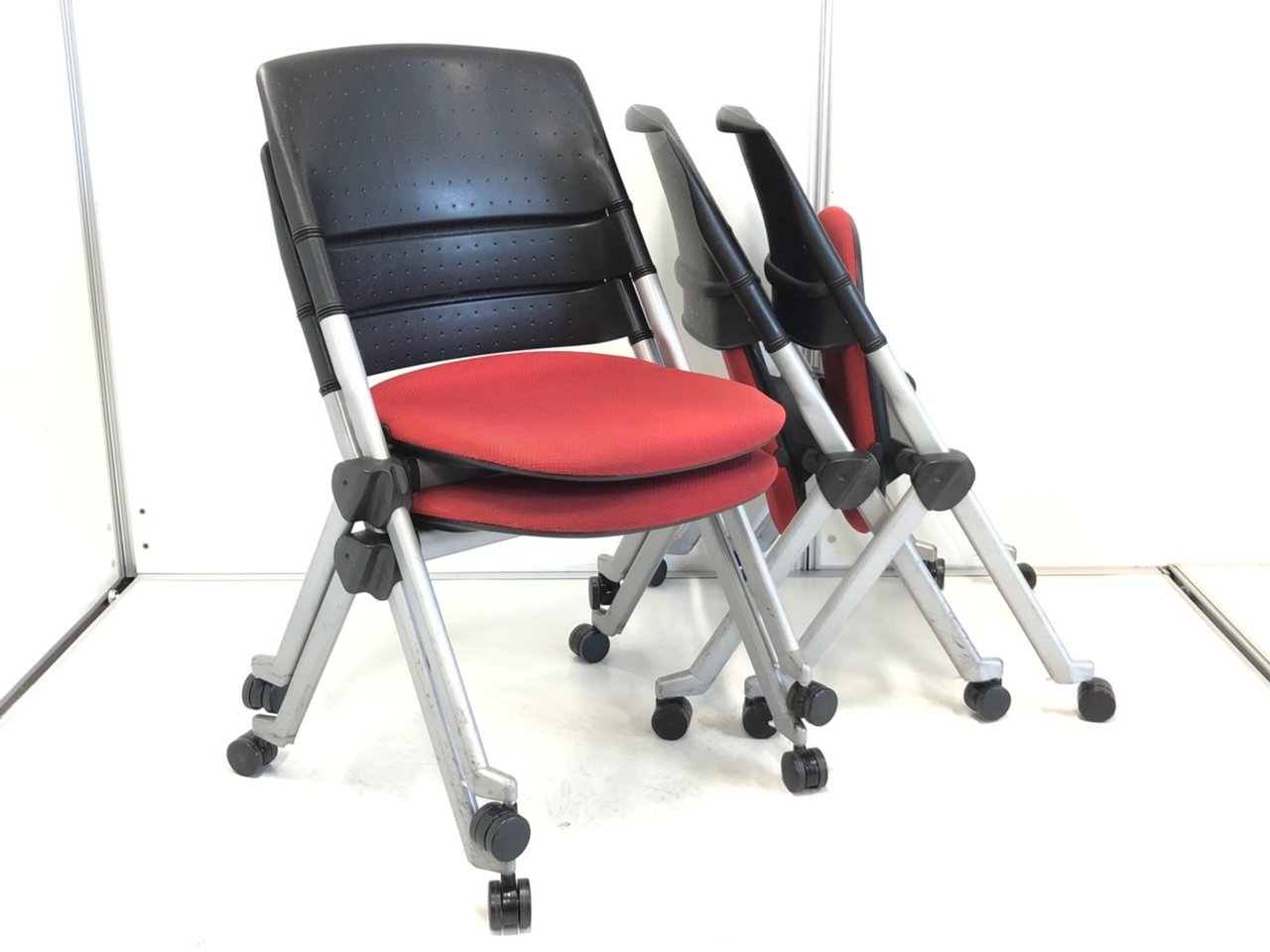 ☆★４脚１セットでのご案内！☆★
縦にも横にも重ねられるチェアはこのシリーズだけ？！
非常に珍しいミーティングシーティング入荷！
                        リータ 
                                    中古
            