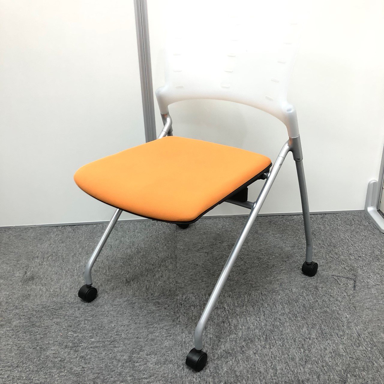 【お得】【現品限り】【会議スペースなどに！　畳んで収納可能！！】人気のネスティングチェアが入荷！
                        マノス 
                                    中古
            