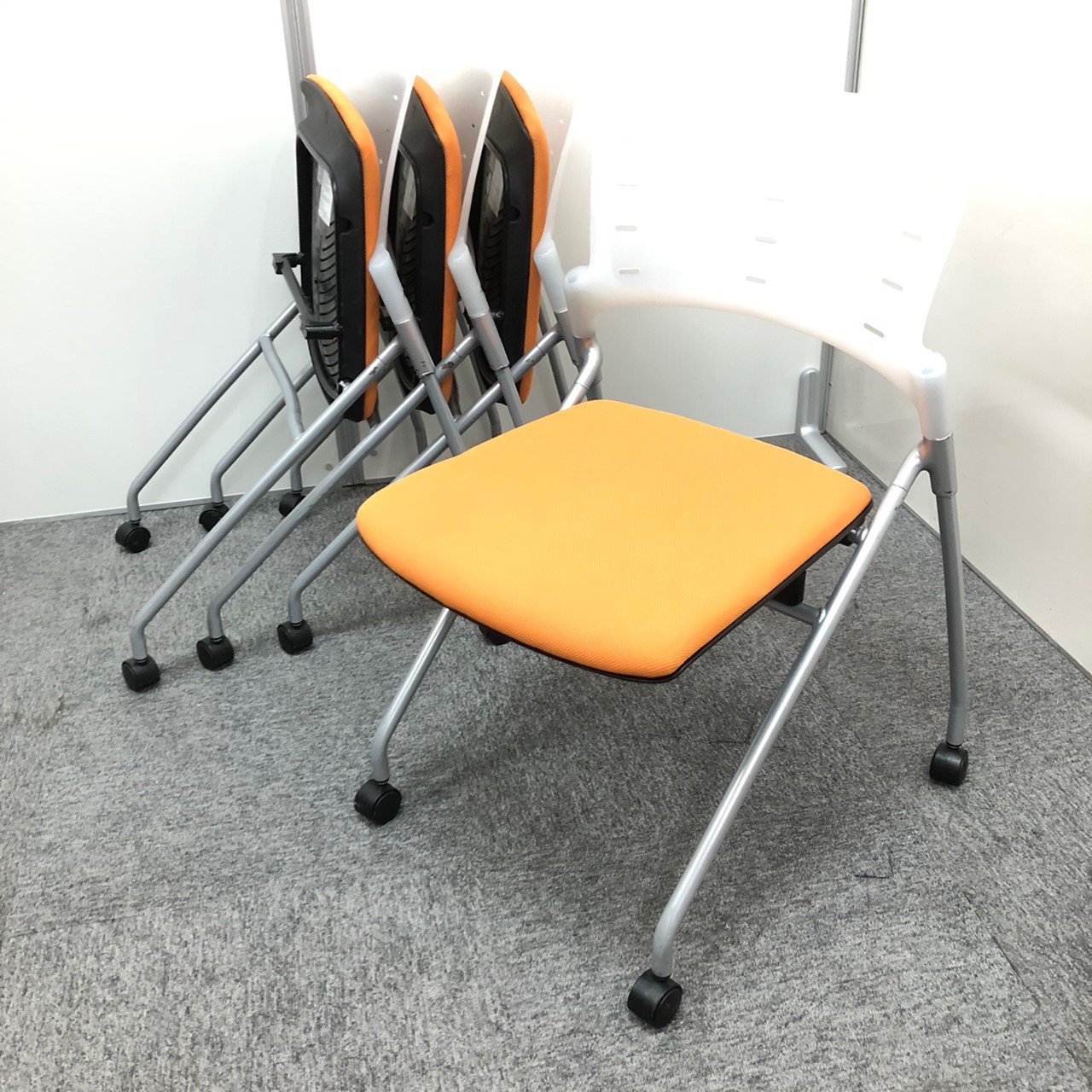 【4脚セット商品　特価！！　畳んで収納可能！！】人気のネスティングチェアが入荷！
                        マノス 
                                    中古
            