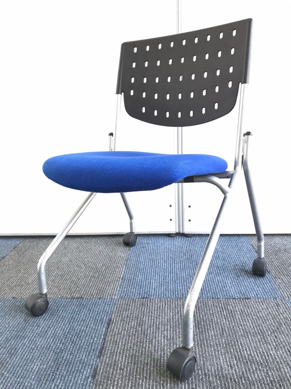 【座面跳ね上げ式チェア】収納面でも優秀です！【キャスター欠けございます】
                        その他シリーズ
                                    中古
            