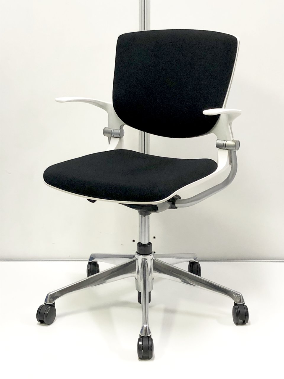 ミーティングチェアとは思えない座り心地！長時間の会議だけではなく、通常のオフィス用チェアとしてもご使用できるオカムラ製グラータチェア
                        グラータ 
                                    中古
            