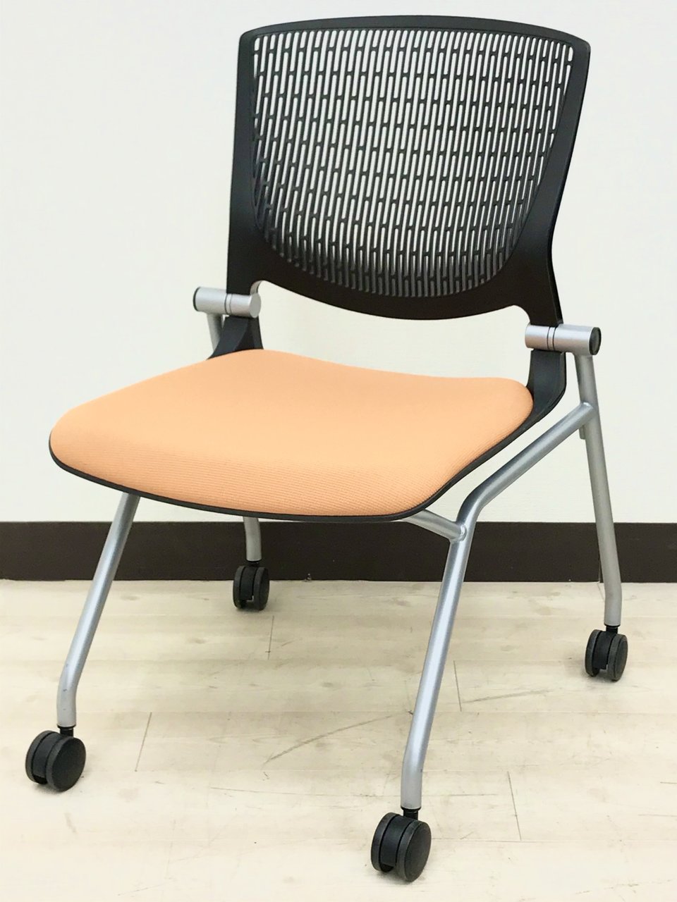 【在庫入替特価】ミーティングにも高級感を！新感覚会議チェア！※落ちないシミあり【J】【6】【RP】
                        グラータ 
                                    中古
            