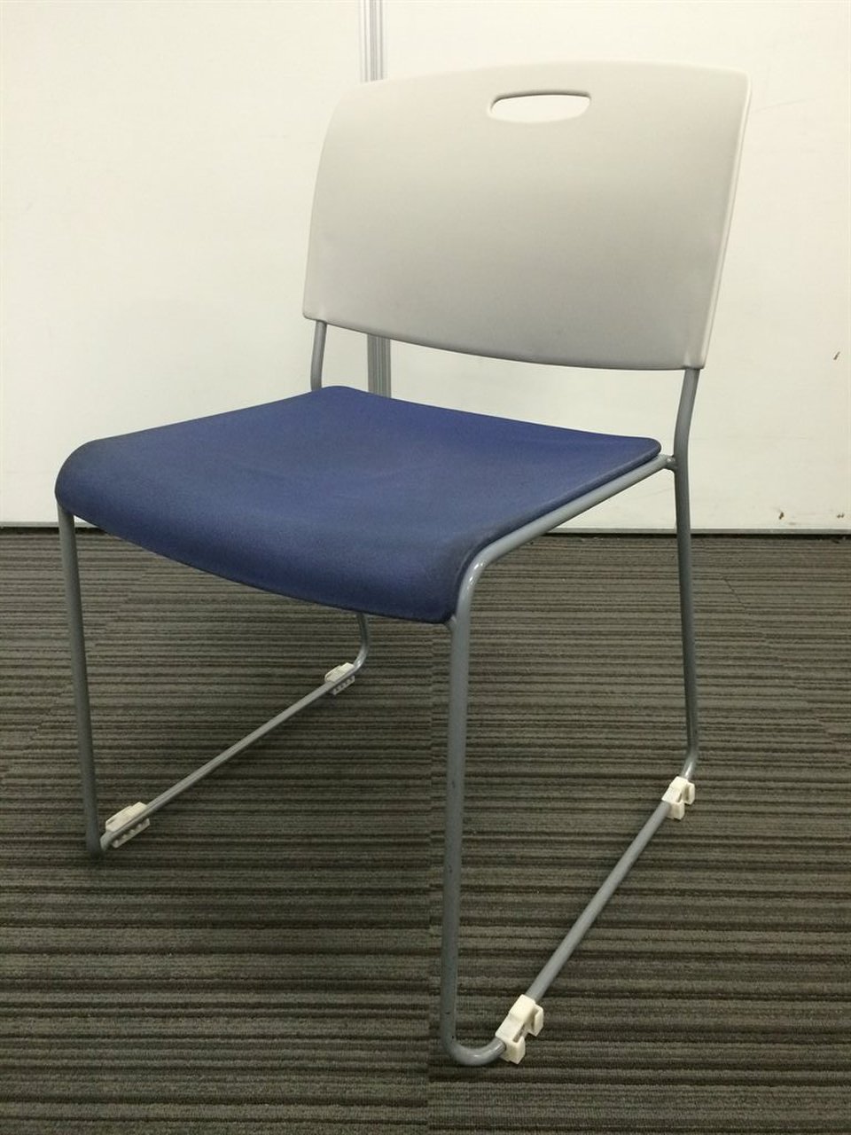 【限定4脚！】重ねて収納が出来るスタッキングチェア☆　【ウチダ製】
                        MP-150シリーズ 
                                    中古
            