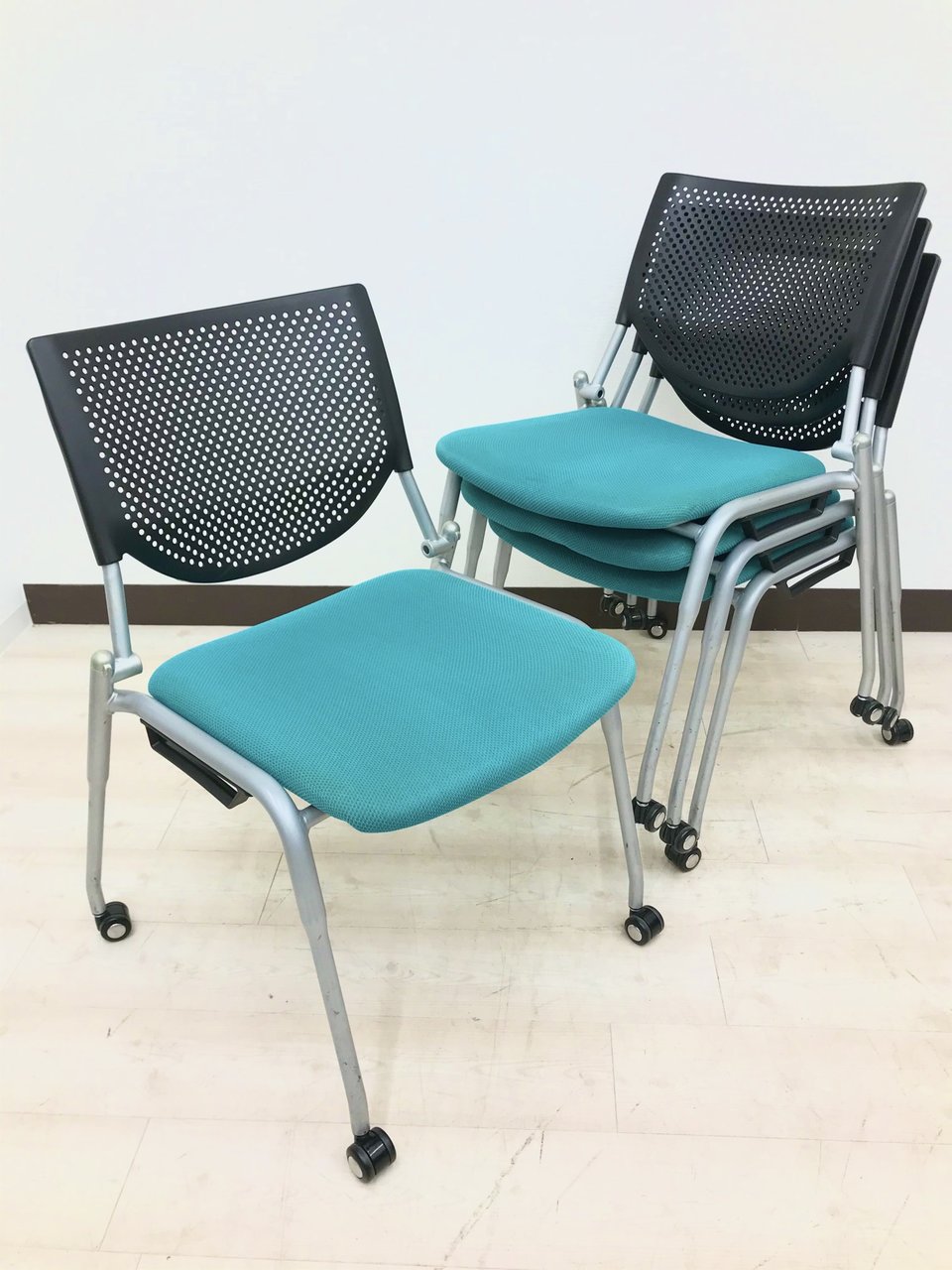 【割安な4脚セット！】リラックス効果が期待できるカラー！
なめらかに滑るキャスターで移動もスムーズです！【RP】
                        プロスタック 
                                    中古
            