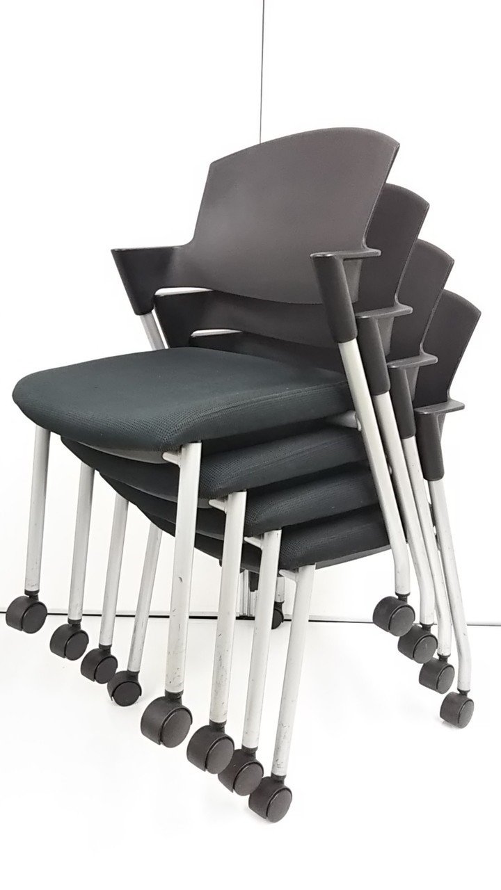 【持ち帰り可能】【4脚セット購入10％OFF！】コンパクトながら快適な座り心地！
                        プロッティ（キャスター付） 
                                    中古
            