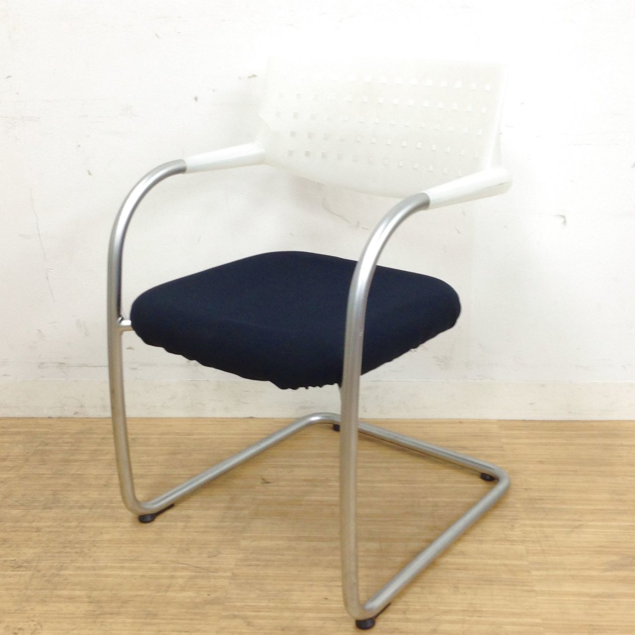 樹脂割れありのため　デザイナーズ家具　vitra VISAVIS　ヴィトラ　ビザビ
                        ビザビ　VSAVIS
                                    中古
            