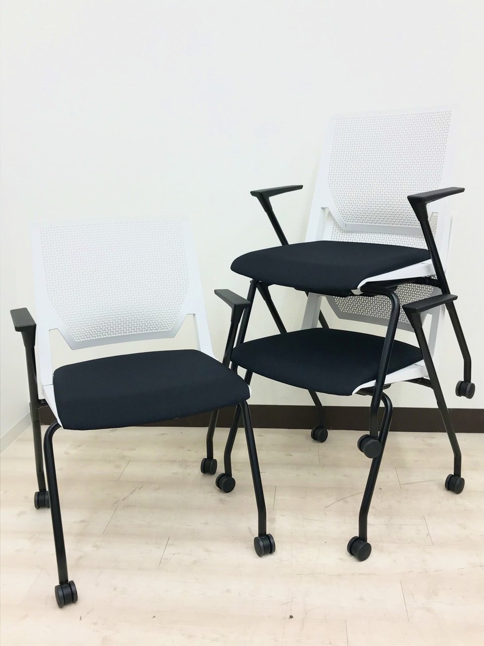 【在庫入替特価】海外からやってきたミーティングチェアの３脚セット！
お洒落なデザインで今風のオフィスにもピッタリ！【RP】
                        ベリー 
                                    中古
            