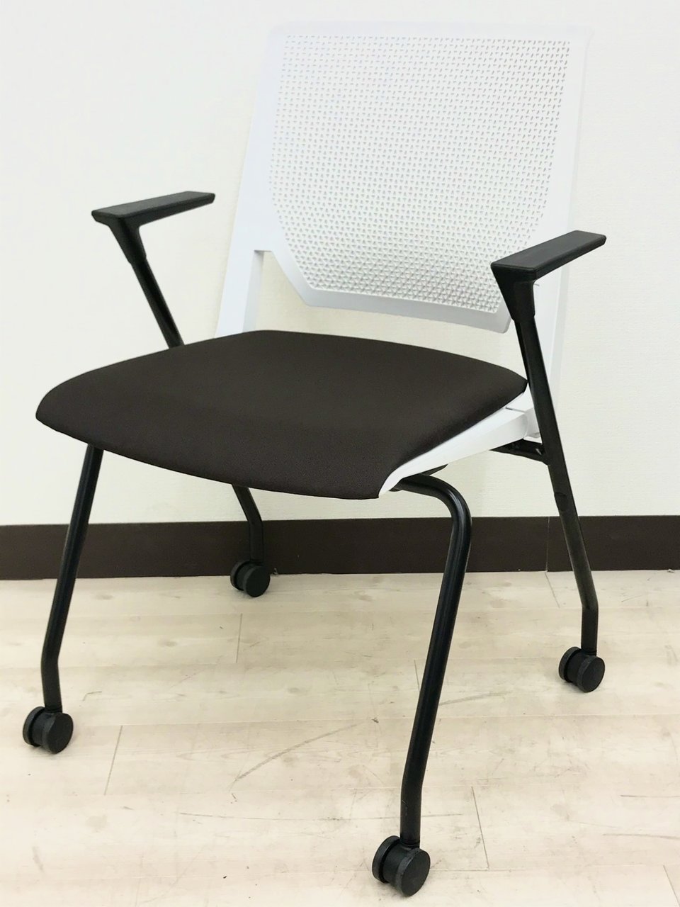 【在庫入替特価】海外一流メーカー、ヘイワース社製のミーティングチェア！
肘掛け付きで腕も疲れにくい！【RP】
                        ベリー 
                                    中古
            