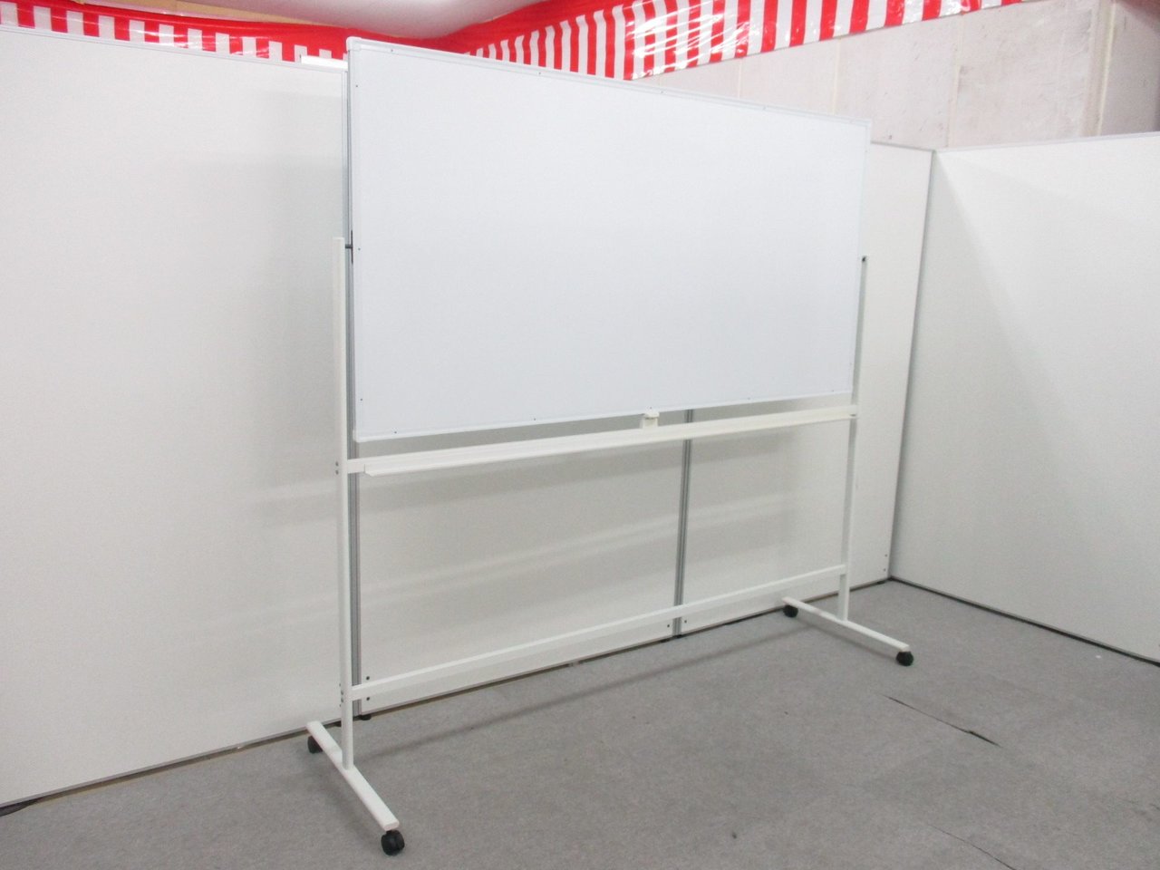 脚付きスチール製両面ホワイトボードを入荷しました。
                        -
                                    中古
            
