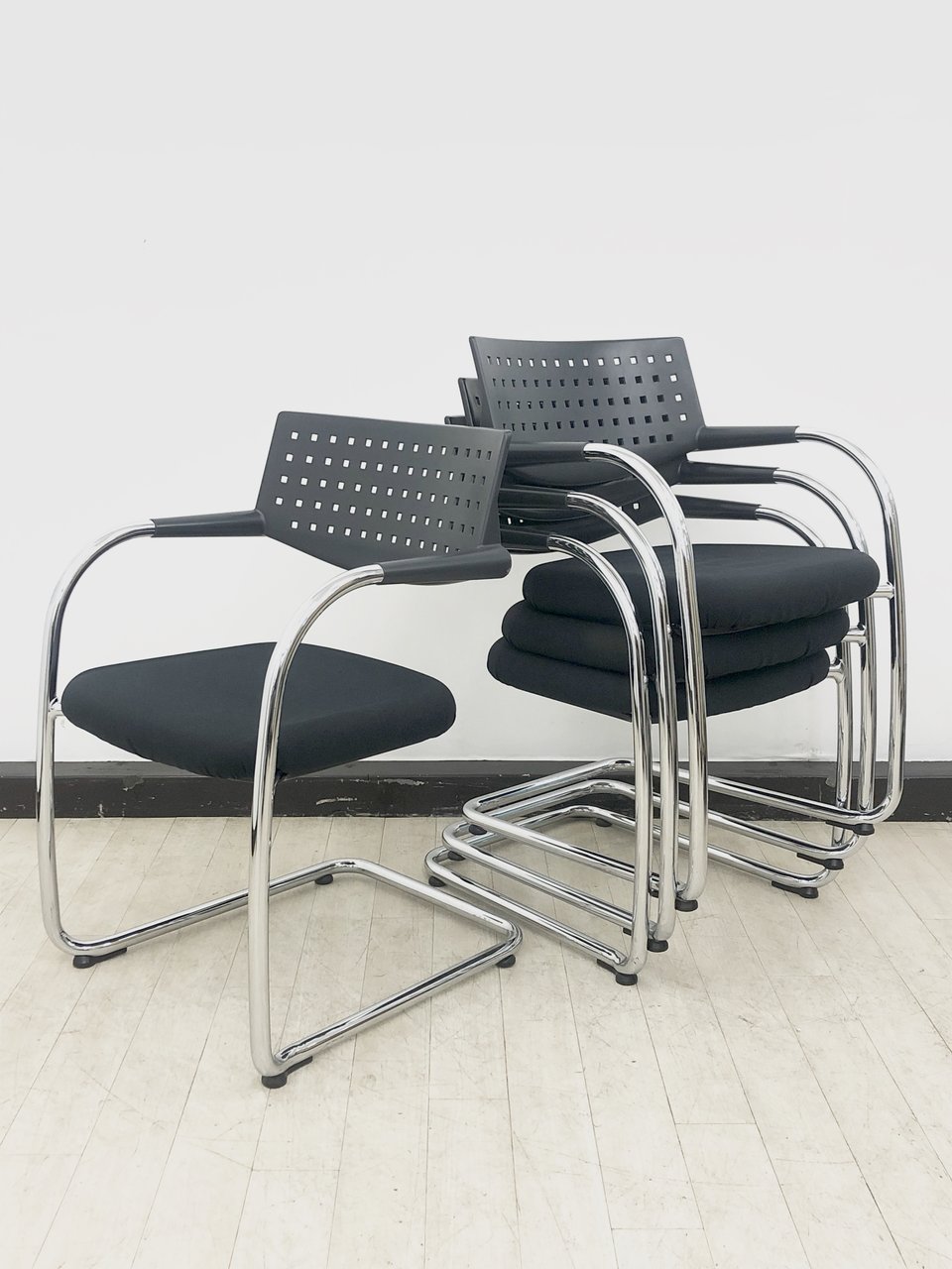 【起業応援セット♪】vitra（ヴィトラ）/座面布/ブラック/4脚セット
                        visavis 
                                    中古
            