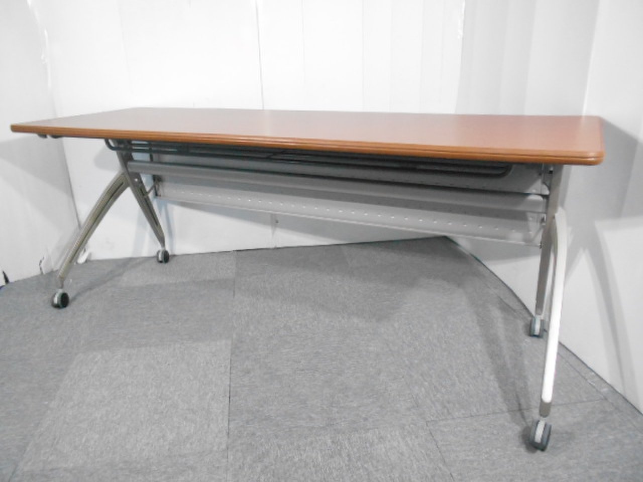 【落ち着いた雰囲気で会議室におすすめ！】木目調スタックテーブル【関西倉庫在庫】
                        その他シリーズ
                                    中古
            