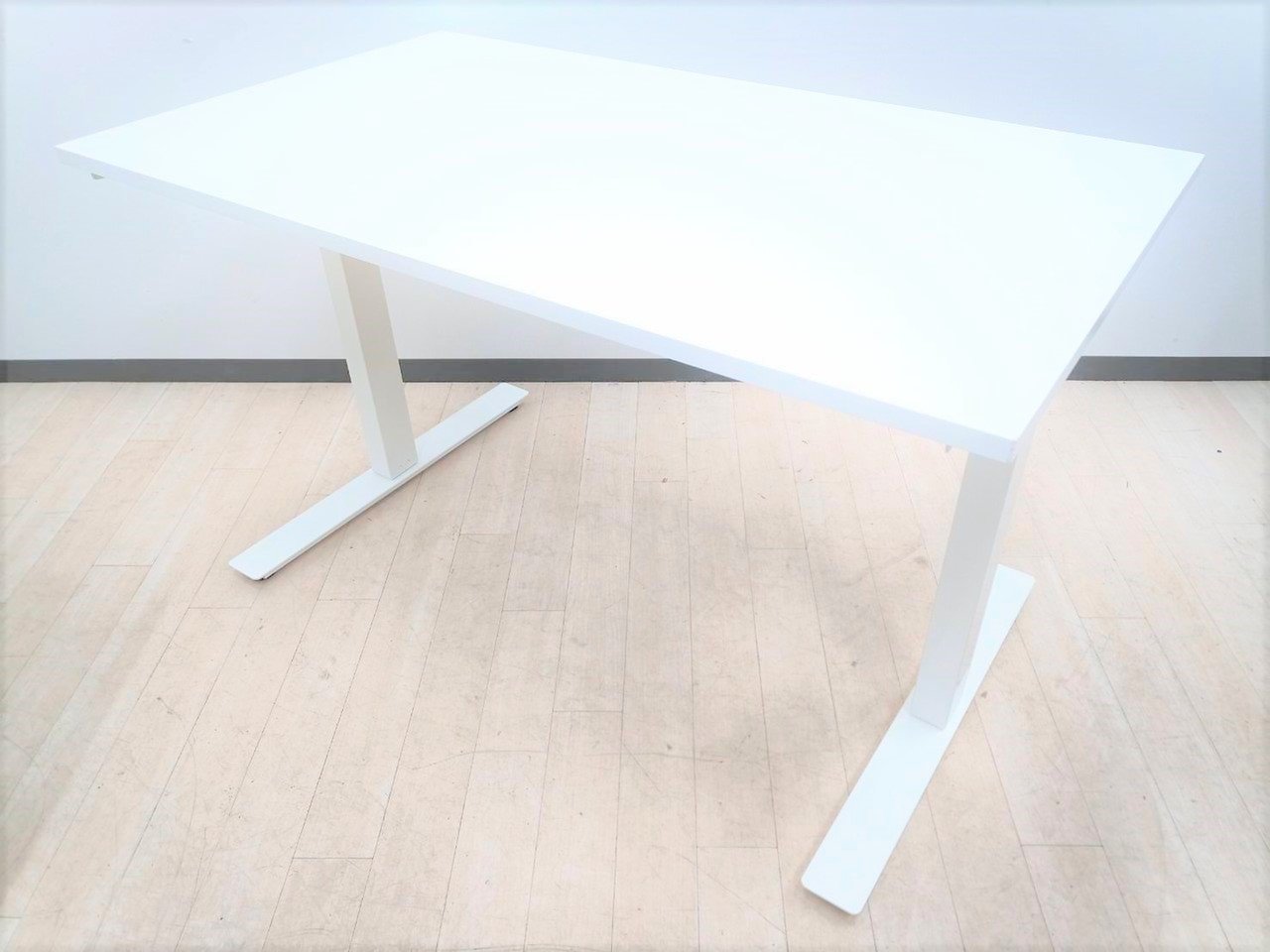 【上下昇降機能付きの平机！】ホワイトで天板も綺麗です！※最大H1600 まで昇降可能。
                        その他シリーズ
                                    中古
            