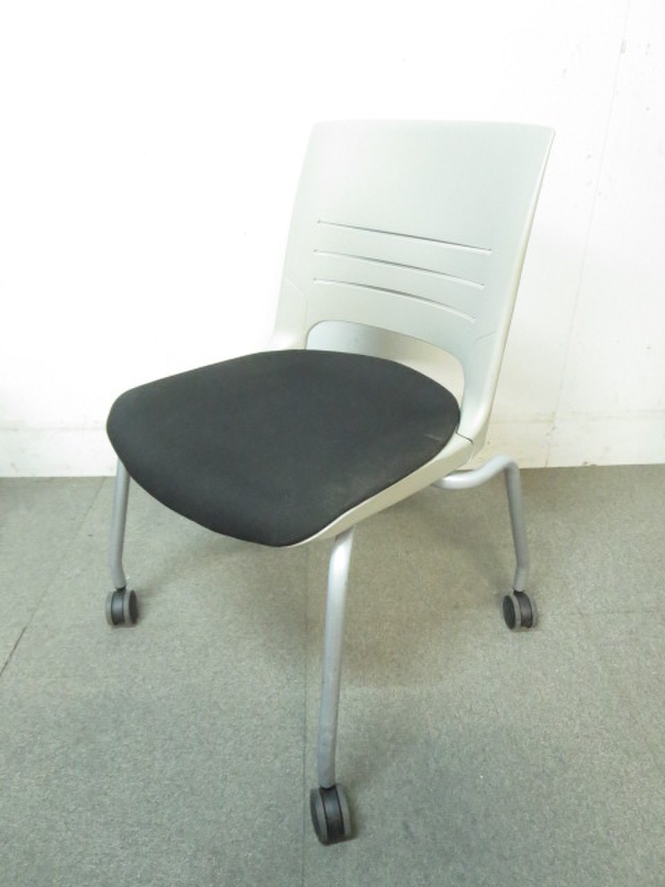 【スムーズに動く！キャスター付！】■オカムラ製！スタッキングチェア！■エレナシリーズ！ブラック！
                        エレナ 
                                    中古
            