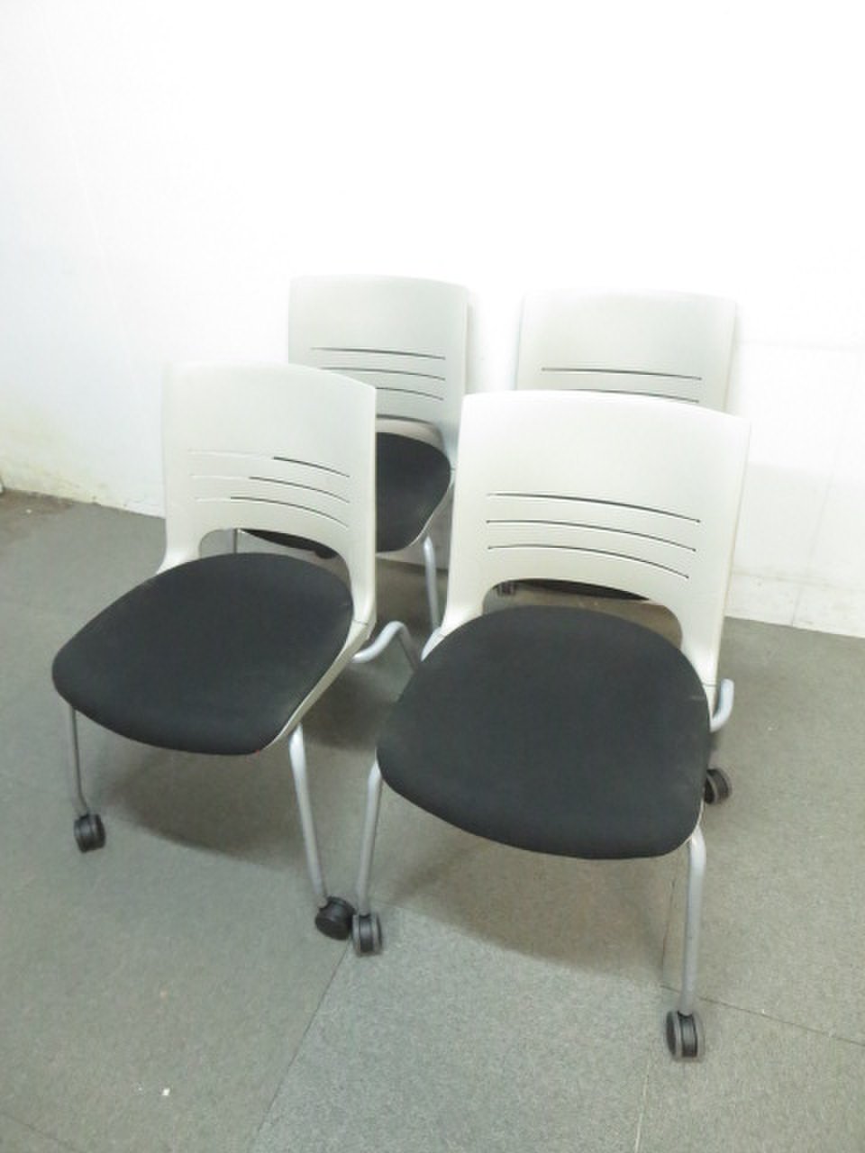 【4脚セット！】オカムラ製！スタッキングチェア！エレナシリーズ！【ブラック！】
                        エレナ 
                                    中古
            