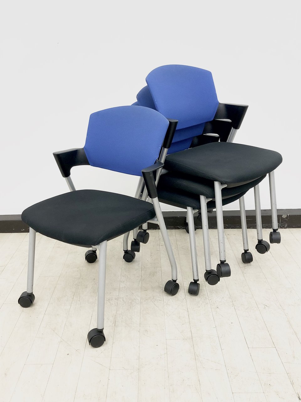 コクヨ/プロッティ/ブルー/スタッキングチェアセット/
                        プロッティ（キャスター付） 
                                    中古
            