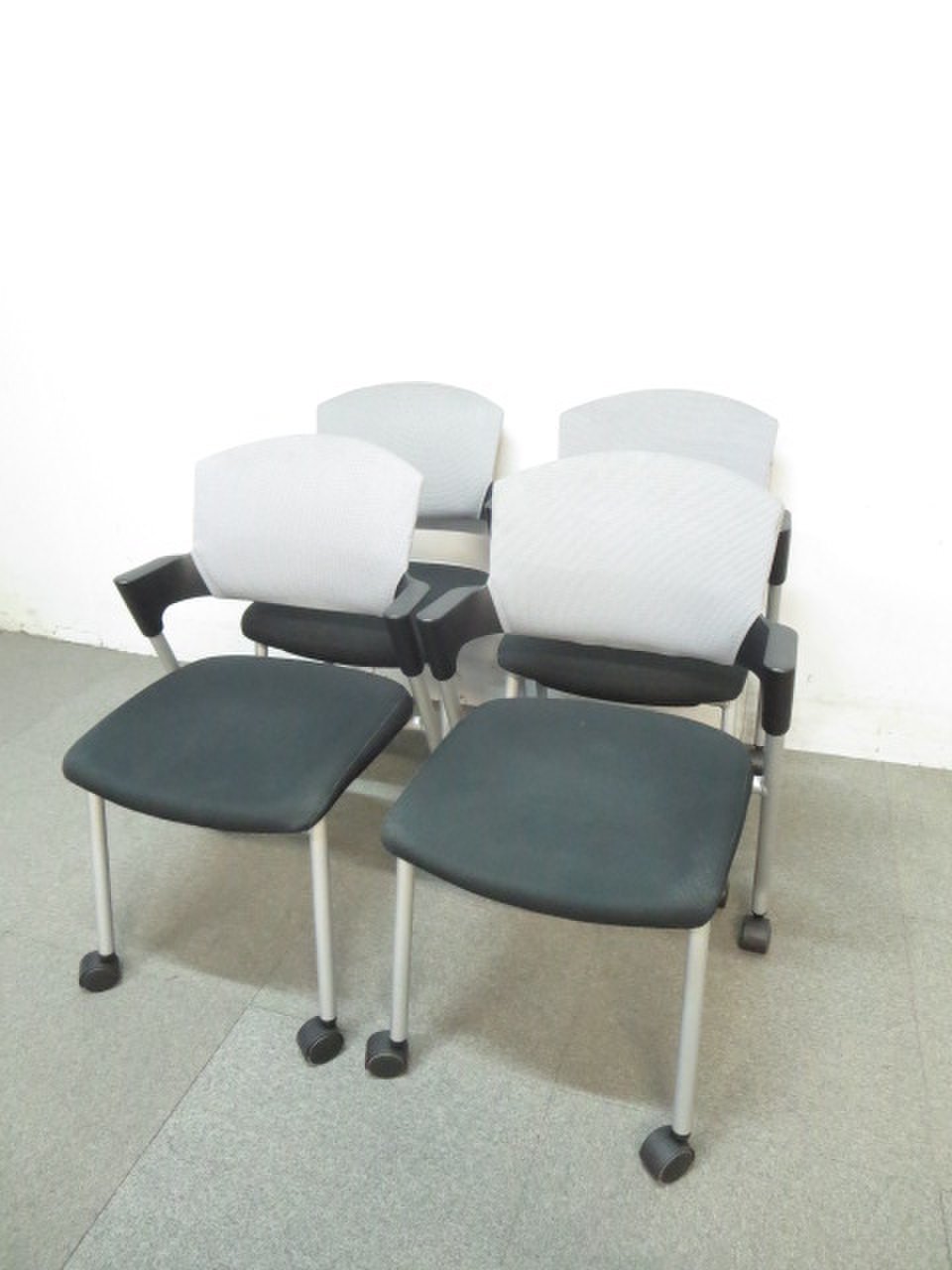 【4脚セット！】コクヨ製！スタッキングチェア！プロッティシリーズ！【グレー！】
                        プロッティ（キャスター付） 
                                    中古
            