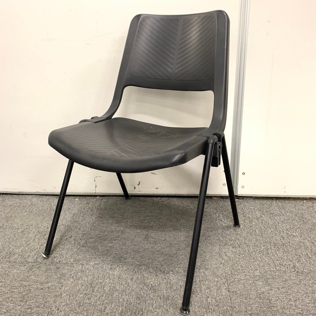 収納に便利なスタッキングチェアが大量入荷致しました！！！揃えるなら今がチャンスです！【５１脚！！】
                        その他シリーズ
                                    中古
            