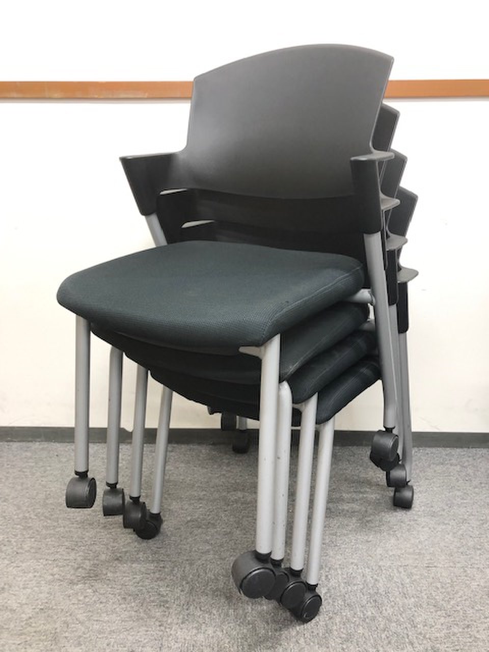 [4脚セット]ブラックのキャスター付きミーティングチェア[会議室・休憩室]
                        プロッティ（キャスター付） 
                                    中古
            