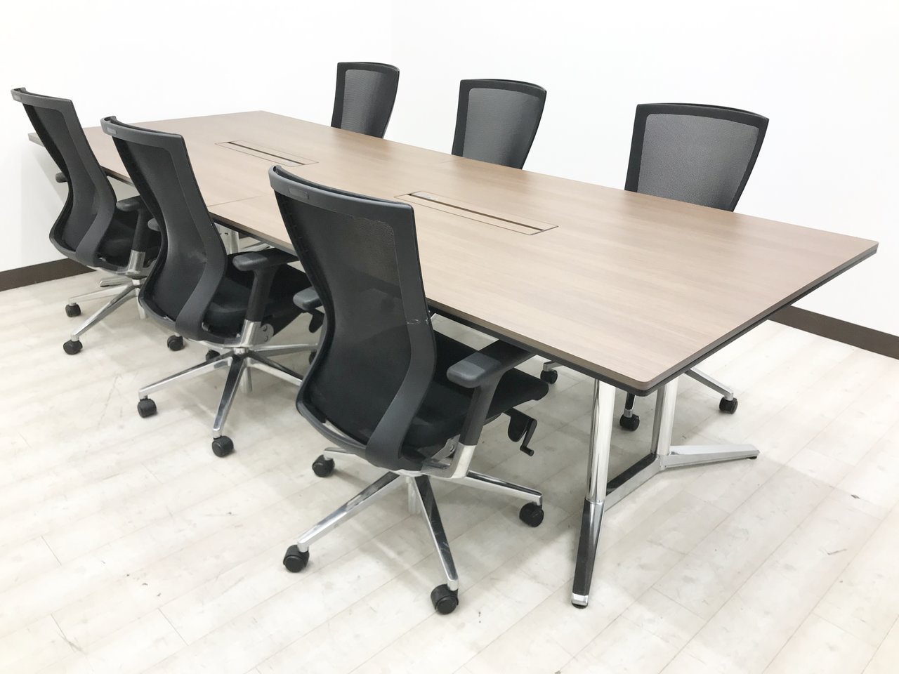 【大型テーブルとメッシュチェアのセット商品！！】重厚感があり落ち着いた雰囲気を演出！！【RP】
                        ラティオⅡ 
                                    中古
            