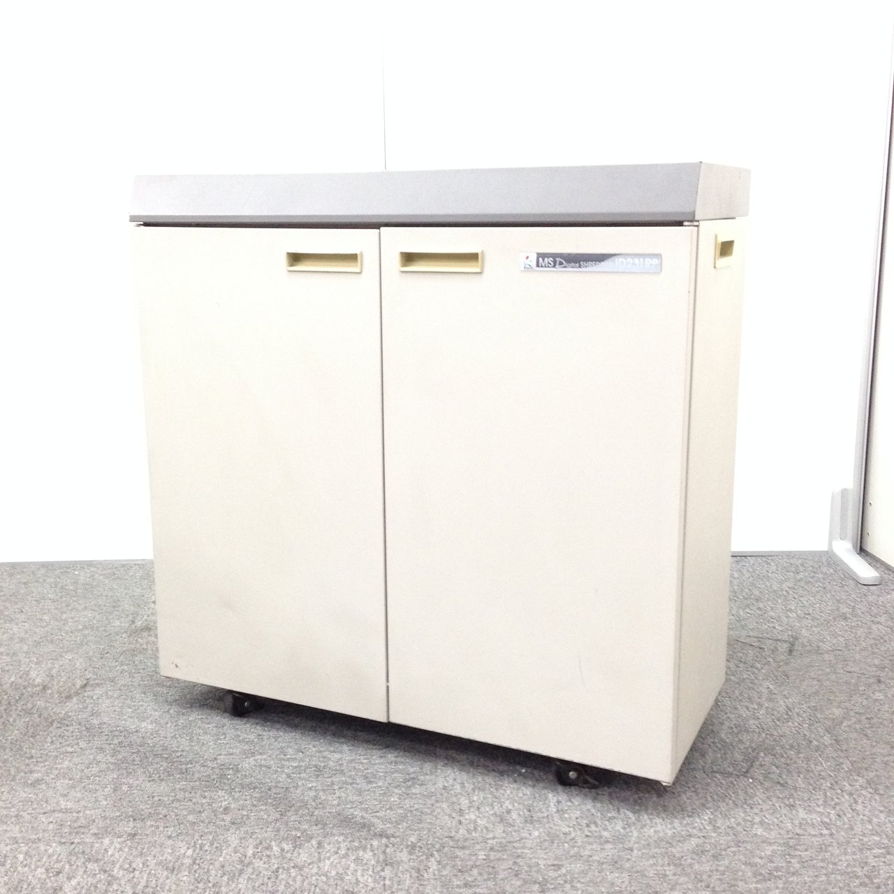 【デスク横などに置ける　人気サイズ　シュレッダー入荷！！】　少し使用感有りの為　特価！！
                        IDシリーズ 
                                    中古
            