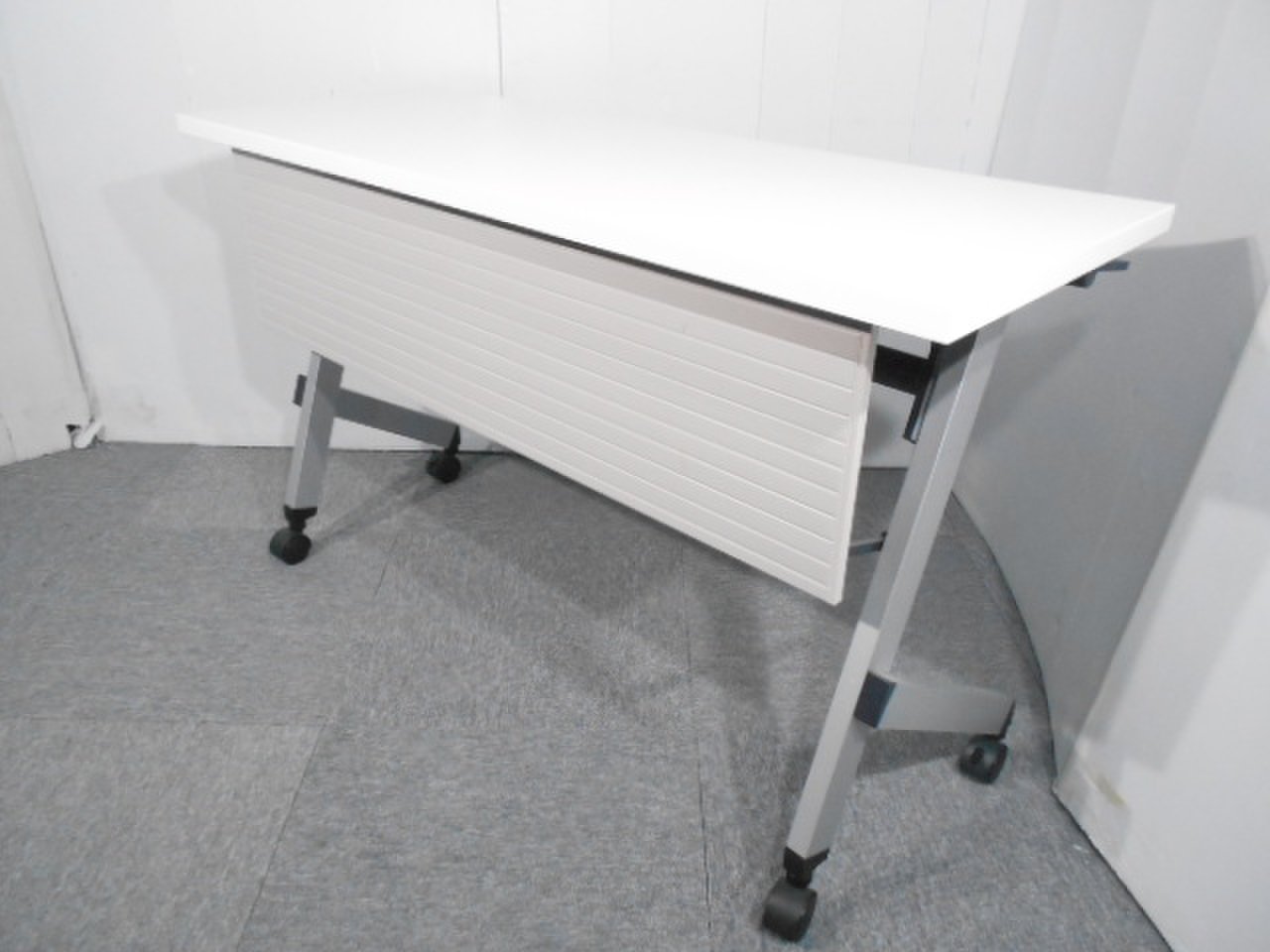 【5台入荷】サイドスタックテーブル｜W1200mm x D450mm xH720mm｜天板：ホワイト｜幕板付き【関西倉庫在庫品】
                        サイドスタックテーブル 
                                    中古
            