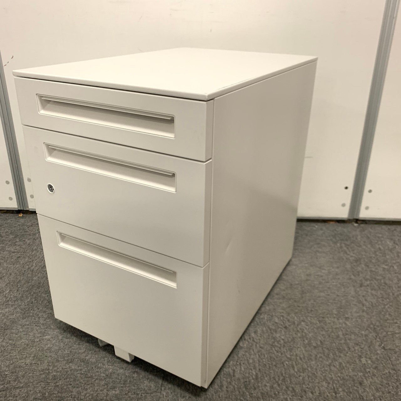 状態良好商品！！　人気のホワイトカラー！！収納に便利な３段ワゴンが１台入荷です！お買い得価格☆
                        その他シリーズ
                                    中古
            